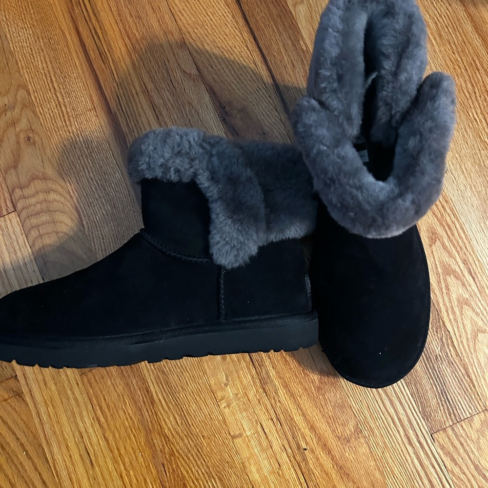 Size 9 black Uggs. Worn once.